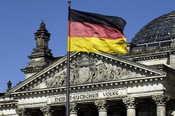 Die Deutschland-Fahne weht vor dem Reichstagsgebäude.