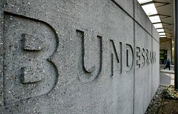 Schriftzug der Bundesbank am Eingang des Gebäudes der Deutschen Bundesbank in Frankfurt am Main.