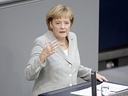 Bundeskanzlerin Dr. Angela Merkel spricht im Plenum.