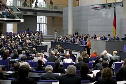 Blick ins Plenum mit den Abgeordneten, Bundeskanzlerin Merkel am Rednerpult.