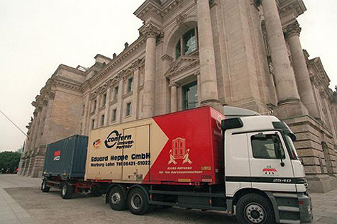 Ein Lastwagen mit Umzugsgut aus dem Bonner Bundestag steht vor dem Berliner Reichstagsgebäude (Aufnahme vom 6. Juli 1999).