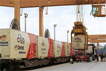 Die ersten Container mit Umzugsgut aus dem Bonner Bundestag kommen am 6. Juli 1999 auf einem Berliner Güterbahnhof an.