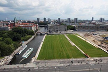 Rasenfläche auf dem Berliner Schloßplatz