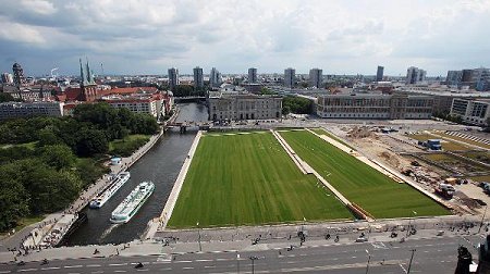 Rasenfläche auf dem Berliner Schloßplatz
