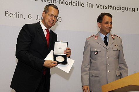 Hauptmann Michael Berger (rechts), Vorsitzender des Bundes Jüdischer Soldaten, zeichnete Leben und Wirken von Bernhard Weiß nach, ...