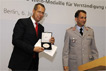 Hauptmann Michael Berger (rechts), Vorsitzender des Bundes Jüdischer Soldaten, zeichnete Leben und Wirken von Bernhard Weiß nach, ...