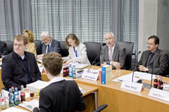 Bundeswahlleiter Roderich Egeler (Mitte) im Bundeswahlausschuss