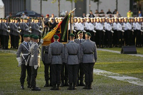 Die Soldaten beim Gelöbnis vor dem Reichstagsgebäude.