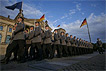 Die Soldaten marschieren vor dem Reichstagsgebäude entlang.