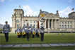 Soldaten stellen sich vor dem Reichstagsgebäude auf.