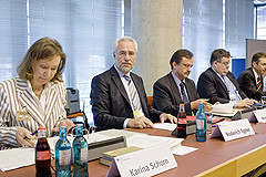 Bundeswahlleiter Roderich Egeler (Zweiter von links) im Bundeswahlausschuss
