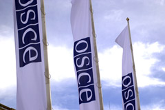 Fahnen der OSZE vor dem Hauptquartier in Wien