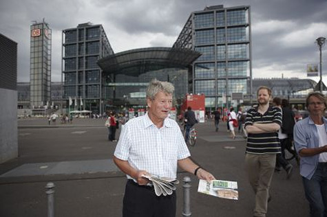 Wolfgang Wieland verteilt auf dem Vorplatz des Berliner Hauptbahnhofs Wahlkampf-Zeitungen.