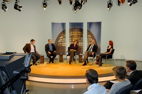 Diskussionsteilnehmer im Studio (v.l.n.r.): Nathanael Liminski, Pawel Hörnle, Katrin Prüfig, Prof. Dr. Norbert Lammert, Sarah Jermutus