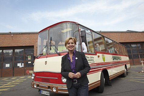 Dr. Eva Högl vor einem Reisebus.