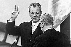 Willy Brandt wird als Bundeskanzler im Bonner Plenarsaal vereidigt