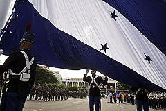Soldaten der Armee Hoduras halten Landesfahne