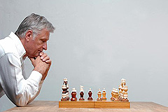 Mann vor Schachzug