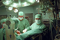 Ärzte bei einer Operation im Krankenhaus