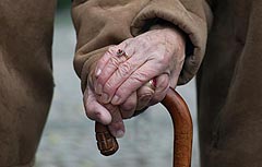 Hände von zwei älteren Menschen übereinander gelegt