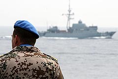 Ein Soldat der UNIFIL-Truppe auf einer deutschen Fregatte in den Gewässern vor Beirut (Libanon)