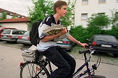 Zeitungsjunge auf einem Fahrrad