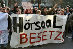 Studenten mit Banner "Hörsaal besetzt"