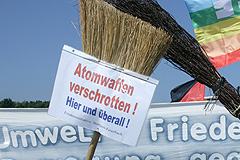 Plakat bei Demo gegen gelagerte Atomwaffen bei Fliegerhorst Büchel