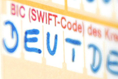 Felder IBAN und BIC (SWIFT-Code) werden auf einem Formular für Auslandsüberweisungen ausgefüllt