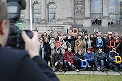 Jugendliche vor Reichstagsgebäude