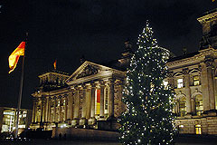Weihnachtsbaum vor dem nächtlichen Reichstagsgebäude