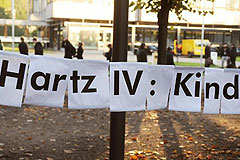 Banner mit Aufschift HARTZ IV: KINDER