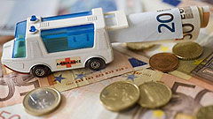 Spielzeug-Krankenwagen hat Euro-Scheine geladen