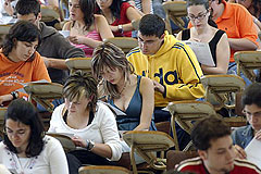 Schulabgänger bei einer Uni-Aufnahmeprüfung