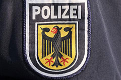 Logo der Bundespolizei an der Uniform eines Bundespolizisten