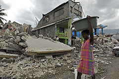 Haiti: Frau vor durch Erdbeben eingestürztem Haus