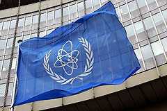 Fahne mit Emblem der IAEO