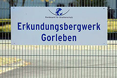 Schild des Bundesamtes für Strahlenschutz am Zaun des Erkundungsbergwerkes in Gorleben