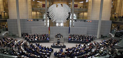 Coup d'½il dans la salle plénière du Bundestag allemand, dans le bâtiment du Reichstag, pendant la déclaration gouvernementale de la chancelière fédérale Angela Merkel le 30 novembre 2005