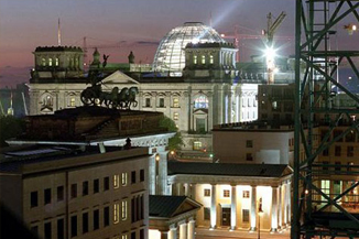 Nachtaufnahme des Reichtagsgebäudes