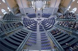 Blick in das leere Plenum des Reichstagsgebäudes