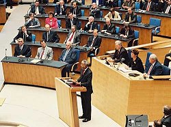 Südafrikas Präsident Nelson Mandela hält eine Rede vor dem Deutschen Bundestag, Klick vergrößert Bild