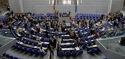 Blick in den Plenarsaal mit Abgeordneten bei einer namentlichen Abstimmung