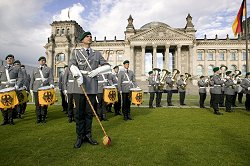 Soldaten vor dem Reichstagsgebäude