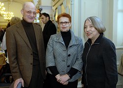 Bundestagsvizepräsidentin a. D. Dr. Antje Vollmer, (re.). Links Dr. Hans-Siegfried Wiegand, Verein ehemaliger Heimkinder e. V. (VEH) und Sonja Djurovic vom VEH, Klick vergrößert Bild