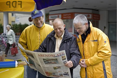 Kurt Lehner liest eine Zeitung