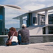 Bild: Paar an der Spree mit Blick auf das Marie-Elisabeth-Lüders-Haus