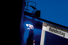 Die Königin der Nacht in der Oper "Die Zauberflöte" im U-Bahnhof Bundestag.