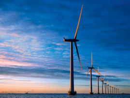 Windkrafträder auf dem Meer