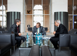 Gerald Häfner und Thomas Strobl in der Lobby des Reichstagsgebäudes